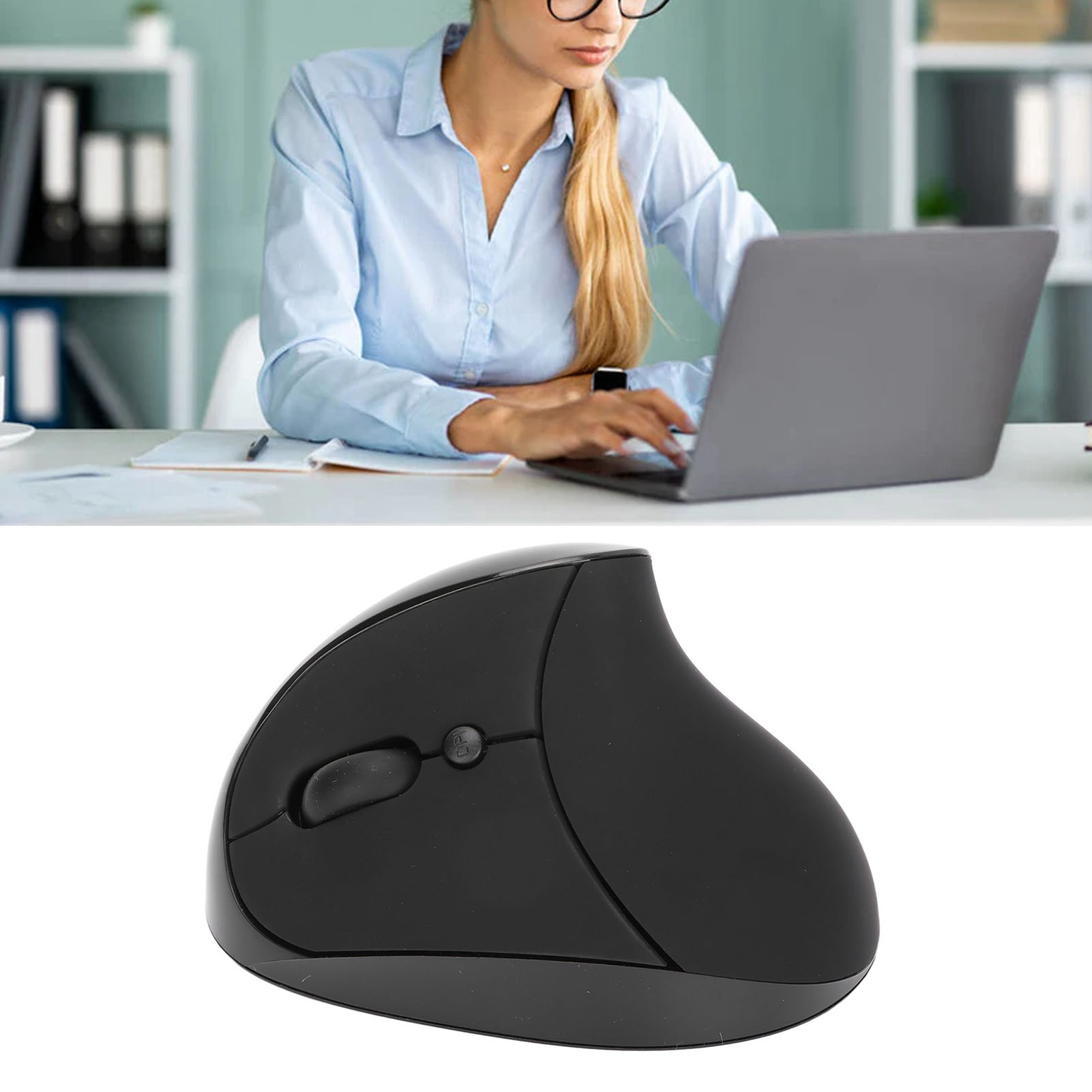 Eine Frau benutzt einen Laptop. Eine schwarze ergonomische Maus befindet sich im Vordergrund.