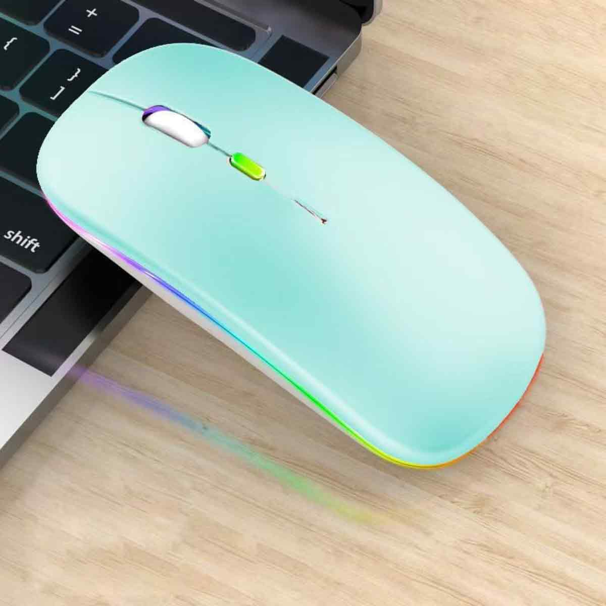 Eine hellblaue kabellose Maus liegt auf einer Laptop-Tastatur. Sie hat einen regenbogenfarbenen Rand und eine grüne Taste.