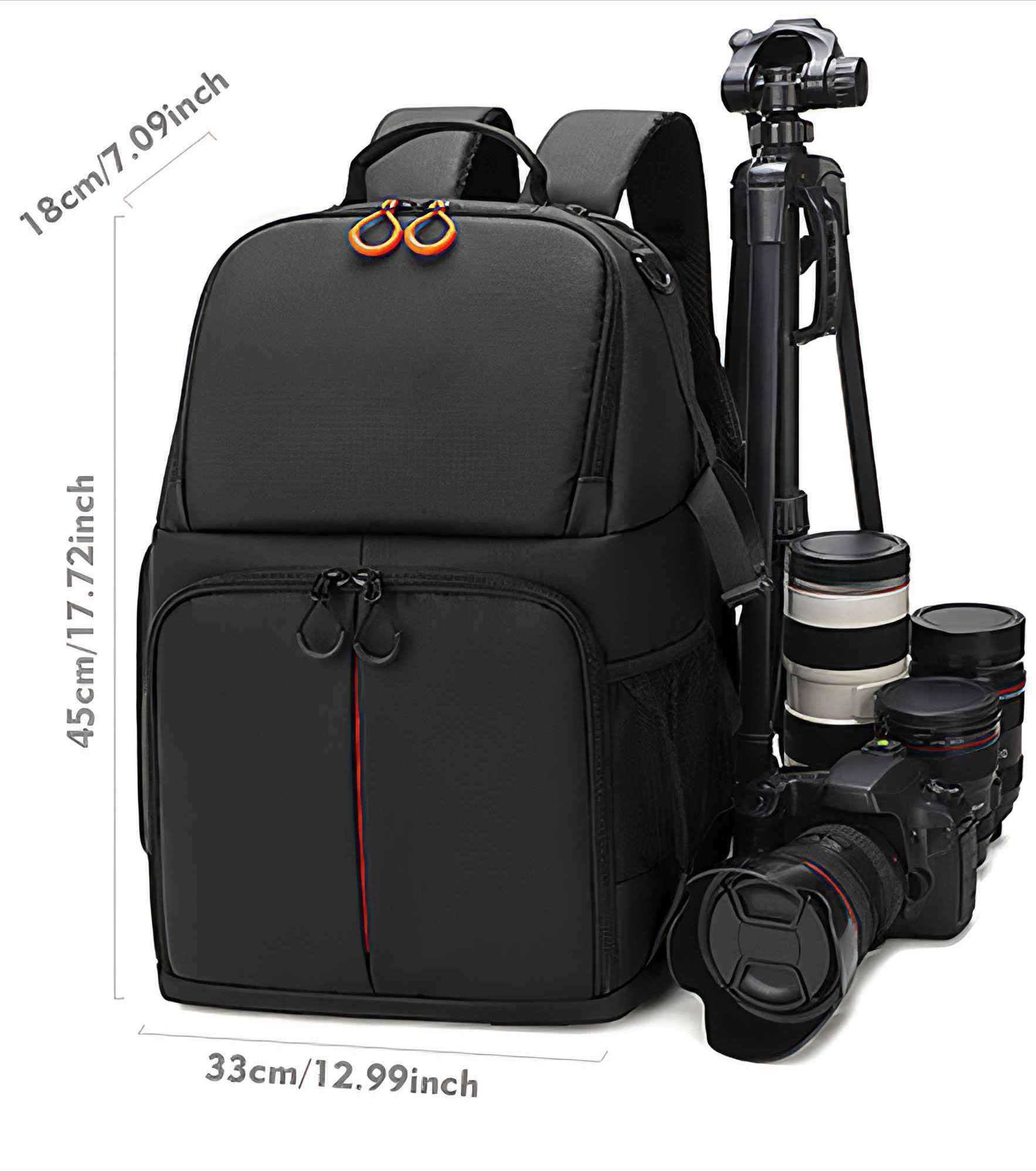 Schwarzer Kamera-Rucksack mit Stativ, Objektiven und einer Kamera. Er hat orangefarbene Reißverschlüsse und rote Verzierungen.