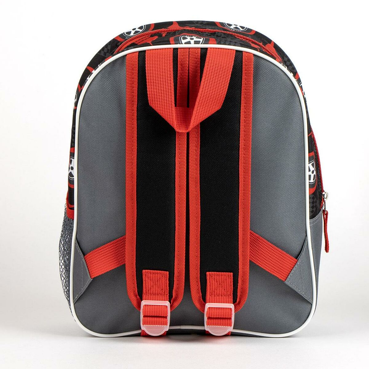 Ein Rucksack mit roten Trägern, grauem Körper, schwarzer Mitte und einem Muster aus weißen Symbolen auf schwarzem und rotem Oberteil.