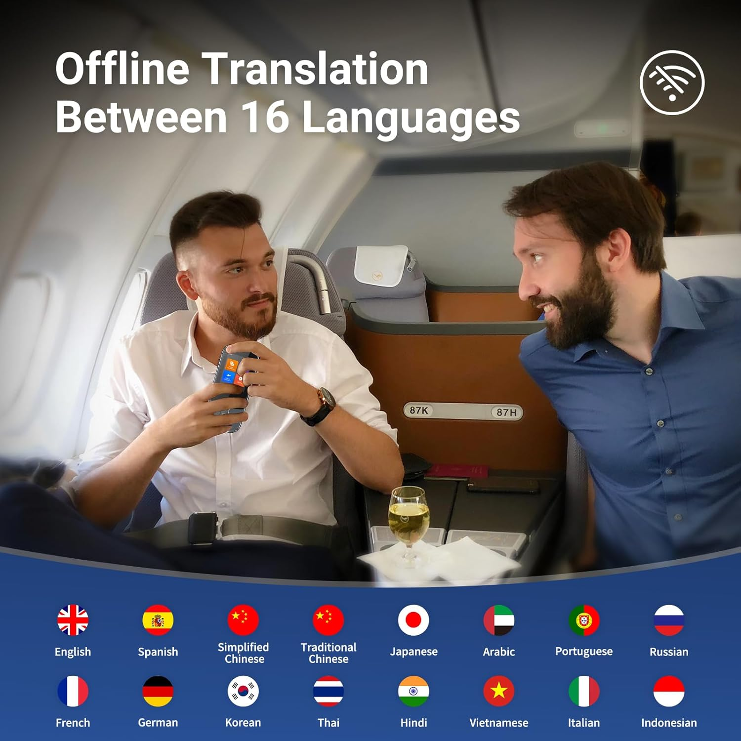 Zwei Männer in einem Flugzeug. Einer hält ein Telefon mit Übersetzungsoptionen. Unten im Bild sind verschiedene Sprachflaggen zu sehen.