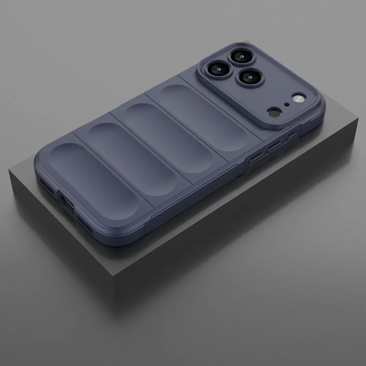Een blauwe telefoonhoes, met drie cameralenzen en een geribbeld ontwerp, rust op een grijs blok tegen een grijze achtergrond.