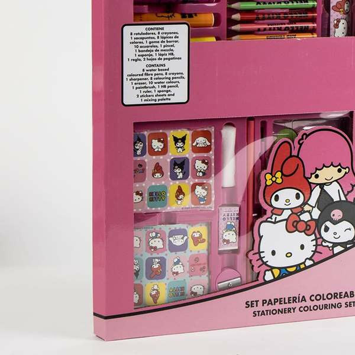 Rosa Hello Kitty Schreibwarenset. Enthält Stifte, Buntstifte, Bleistifte, Aufkleber, Radiergummi und Aquarellfarben. Vorderseite mit Hello Kitty-Figuren.