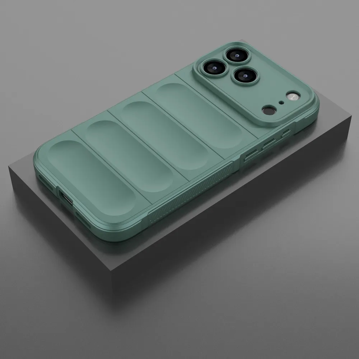 Coque de téléphone verte avec trois objectifs, posée sur un bloc gris. La coque a un design côtelé.