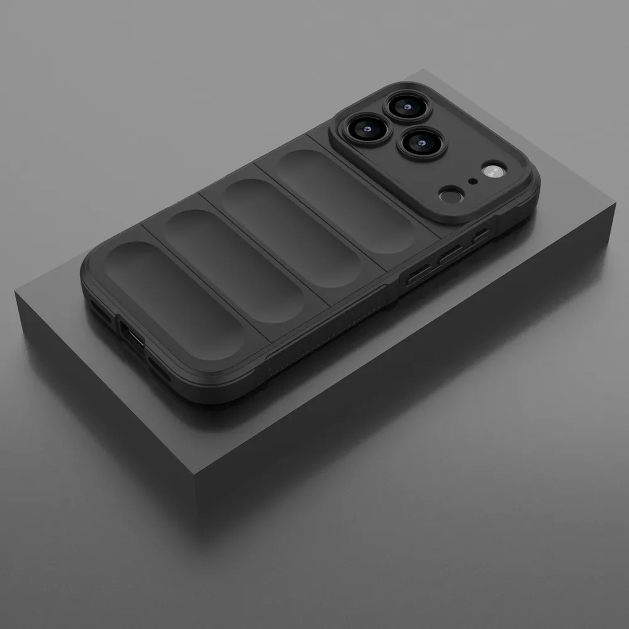 Zwarte telefoonhoes met drie cameralenzen op een donkergrijze ondergrond. De hoes heeft een textuur, de telefoon op een blok.
