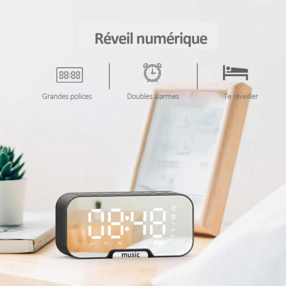 Ein digitaler Wecker zeigt 08:48 an. Daneben ein Holzrahmen und links eine kleine Pflanze in einem weißen Topf.