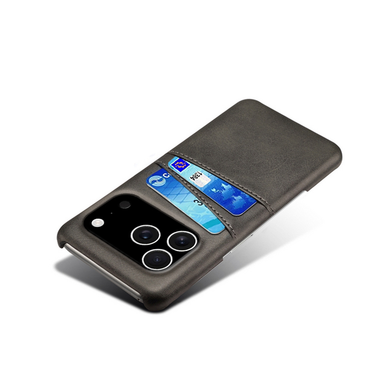 Un étui de téléphone gris avec une fente pour carte de crédit, contenant deux cartes de crédit. Le téléphone a trois objectifs d'appareil photo.