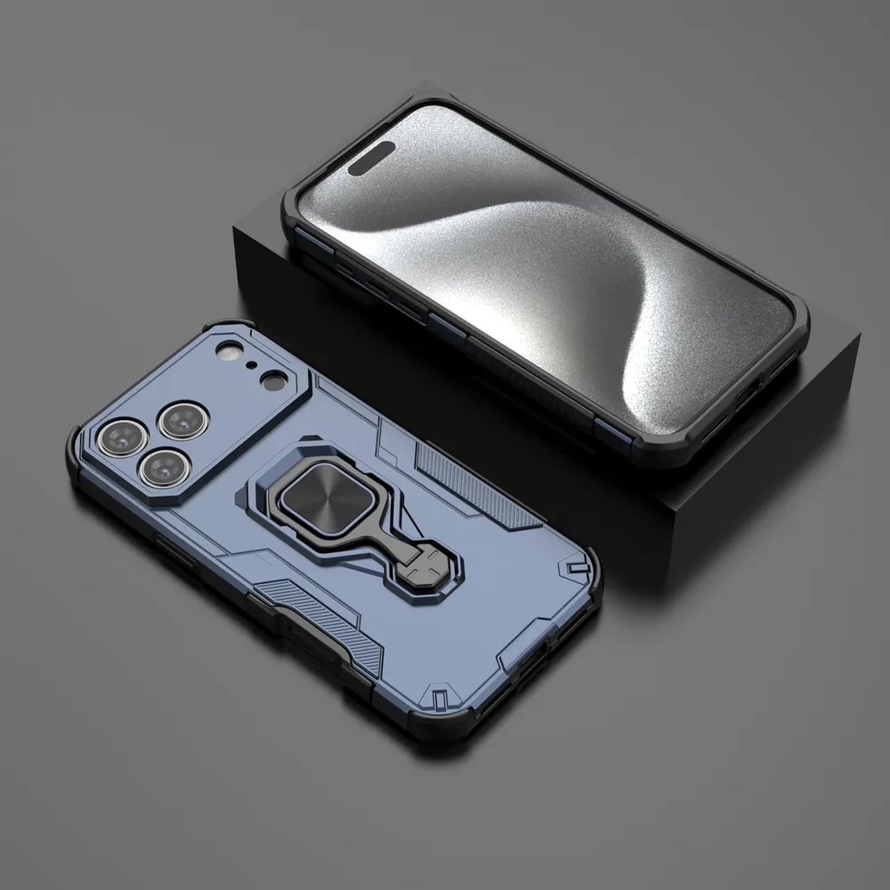 Deux coques de téléphone, une bleue et une noire, sur une surface sombre. La coque bleue a un support en anneau. La noire est sur un petit socle noir.