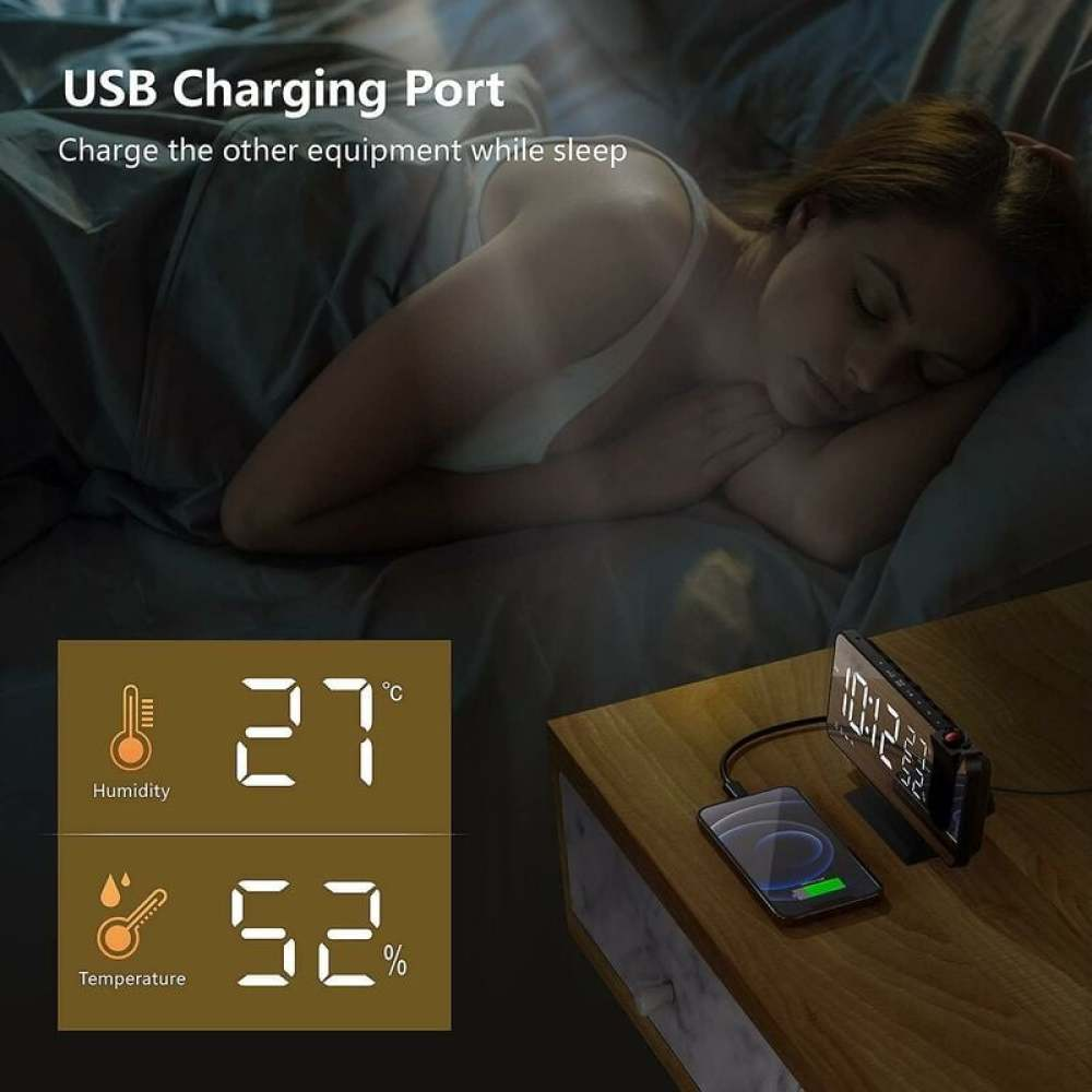 Eine Frau schläft im Bett. Ein Telefon lädt neben einem Wecker. Das Display zeigt Luftfeuchtigkeit und Temperatur.