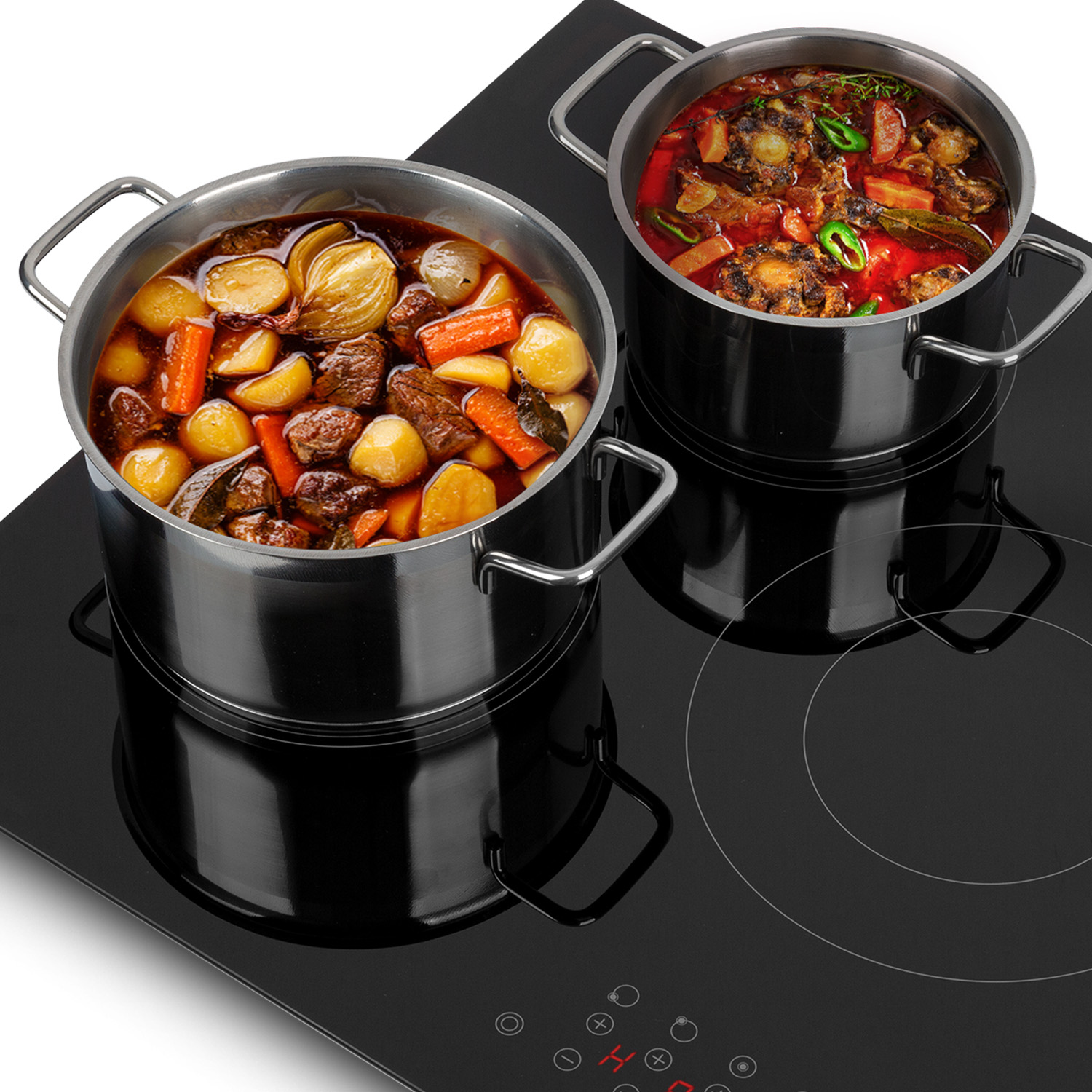 Dos ollas de acero inoxidable en una placa de inducción negra. Una olla tiene guiso con patatas, zanahorias y cebollas. La otra tiene guiso con carne.