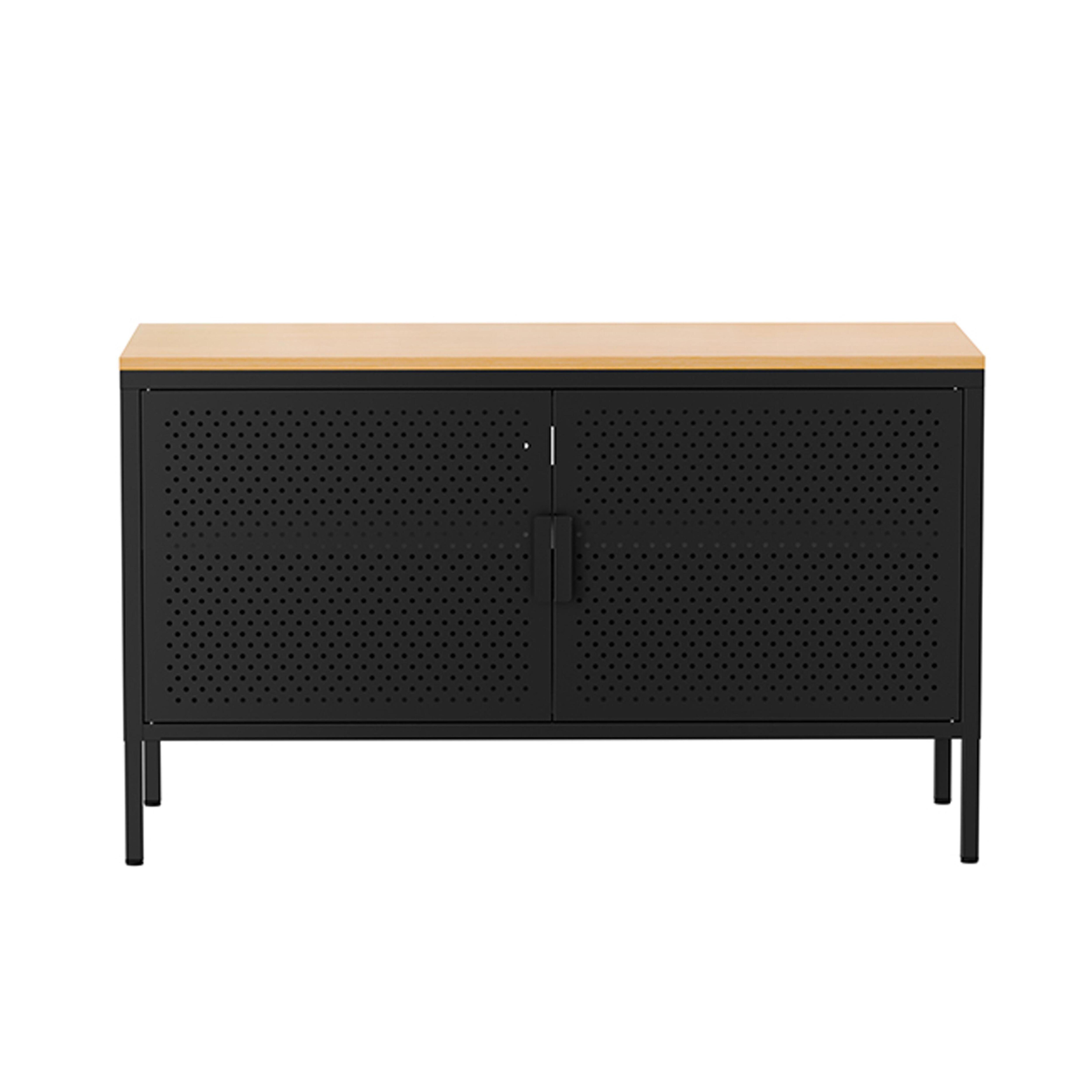 Ein schwarzer Schrank mit perforiertem Türdesign, einer hellen Holzplatte und schwarzen Beinen. Der Hintergrund ist weiß.