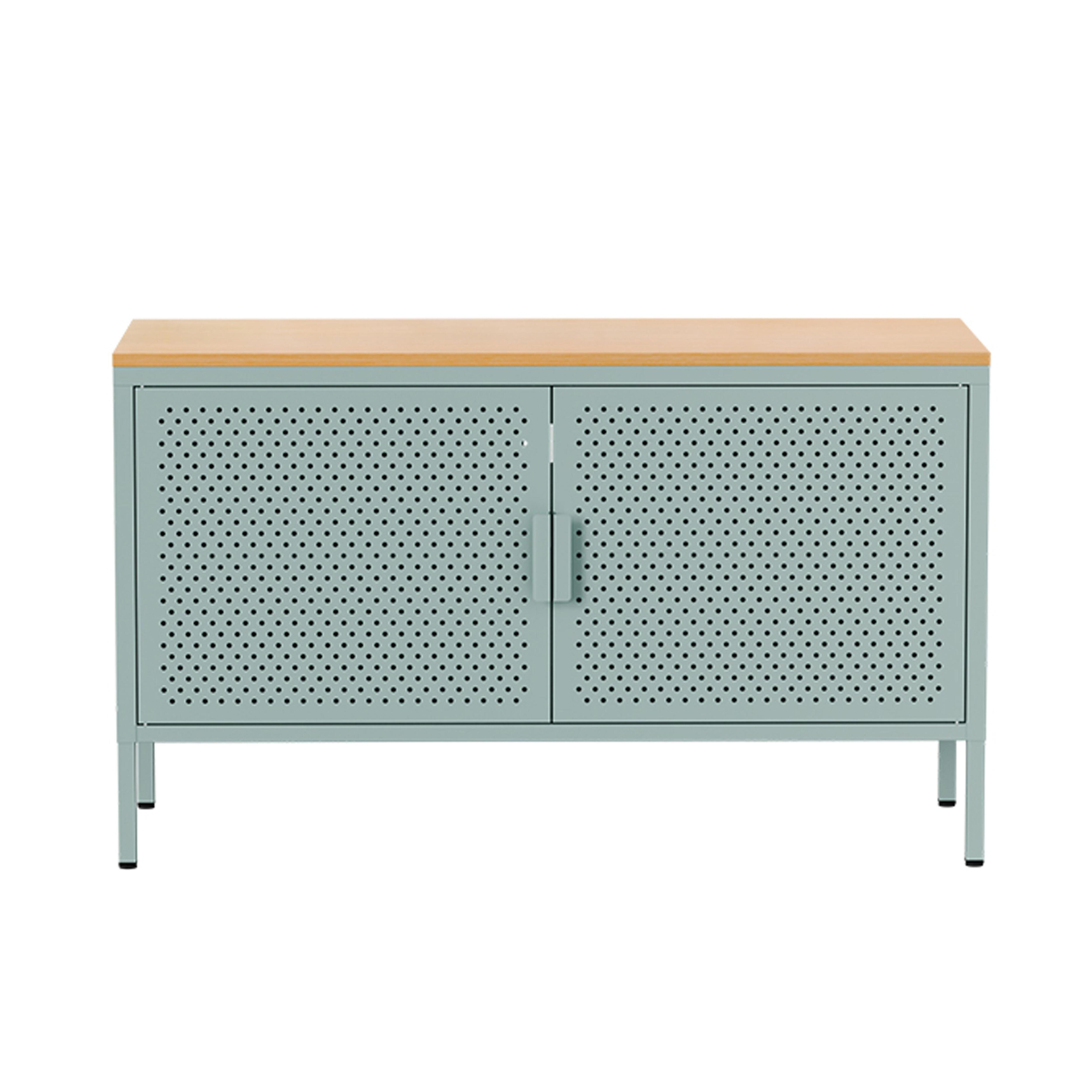 Ein hellblauer Schrank mit Holzplatte. Er hat zwei Türen mit Lochmustern und vier Beinen.