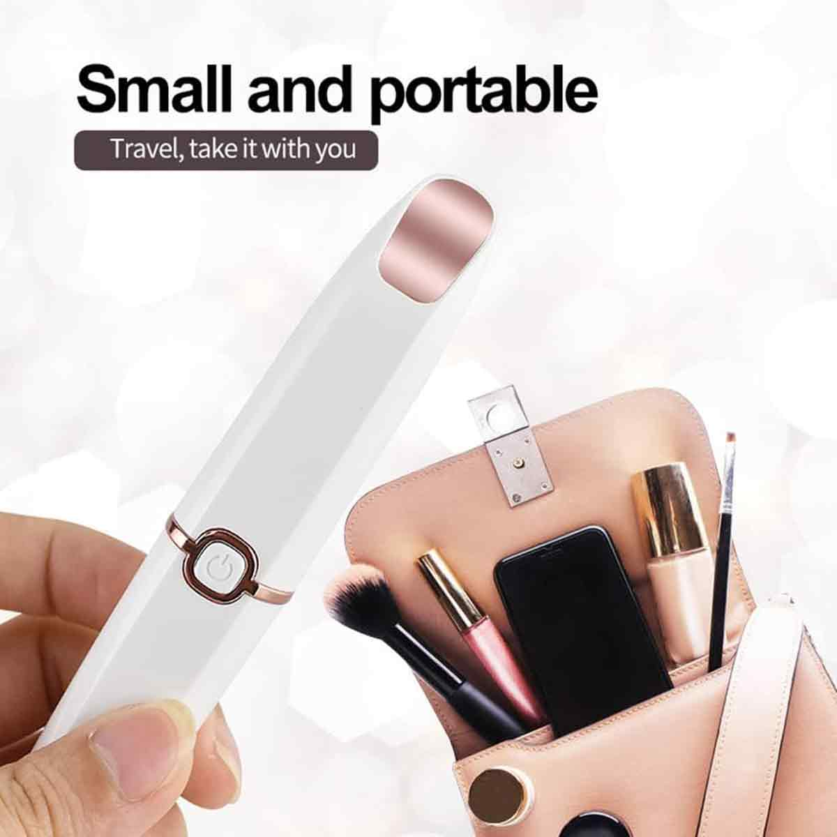 Ein weißes Schönheitsgerät in der Hand, mit einer Tasche mit Make-up-Artikeln. Text: Klein und tragbar, reisen Sie mit Ihnen.