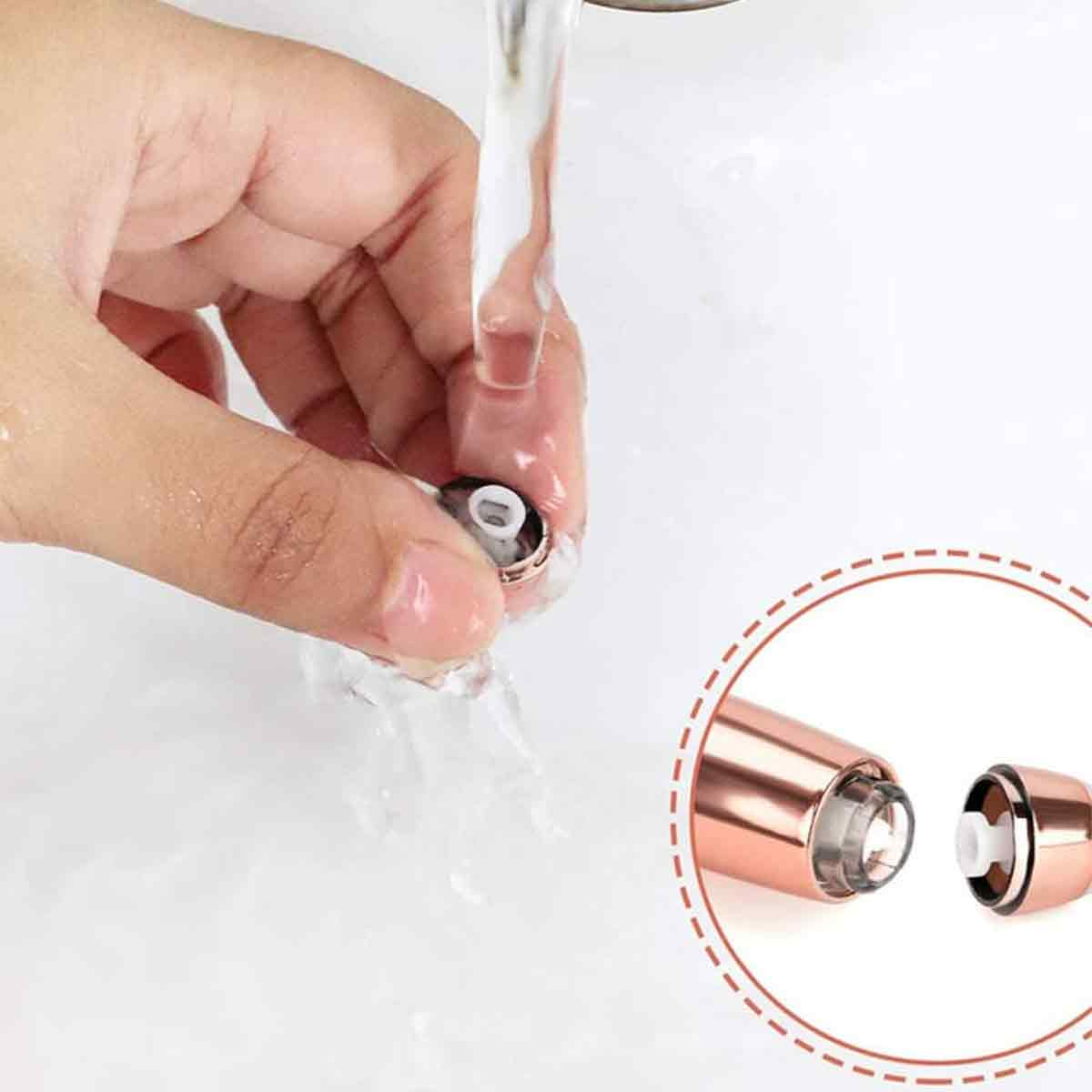 Eine Hand hält ein kleines Gerät unter fließendem Wasser. Ein Diagramm zeigt ein ähnliches Gerät zerlegt. Das Gerät ist roségold.