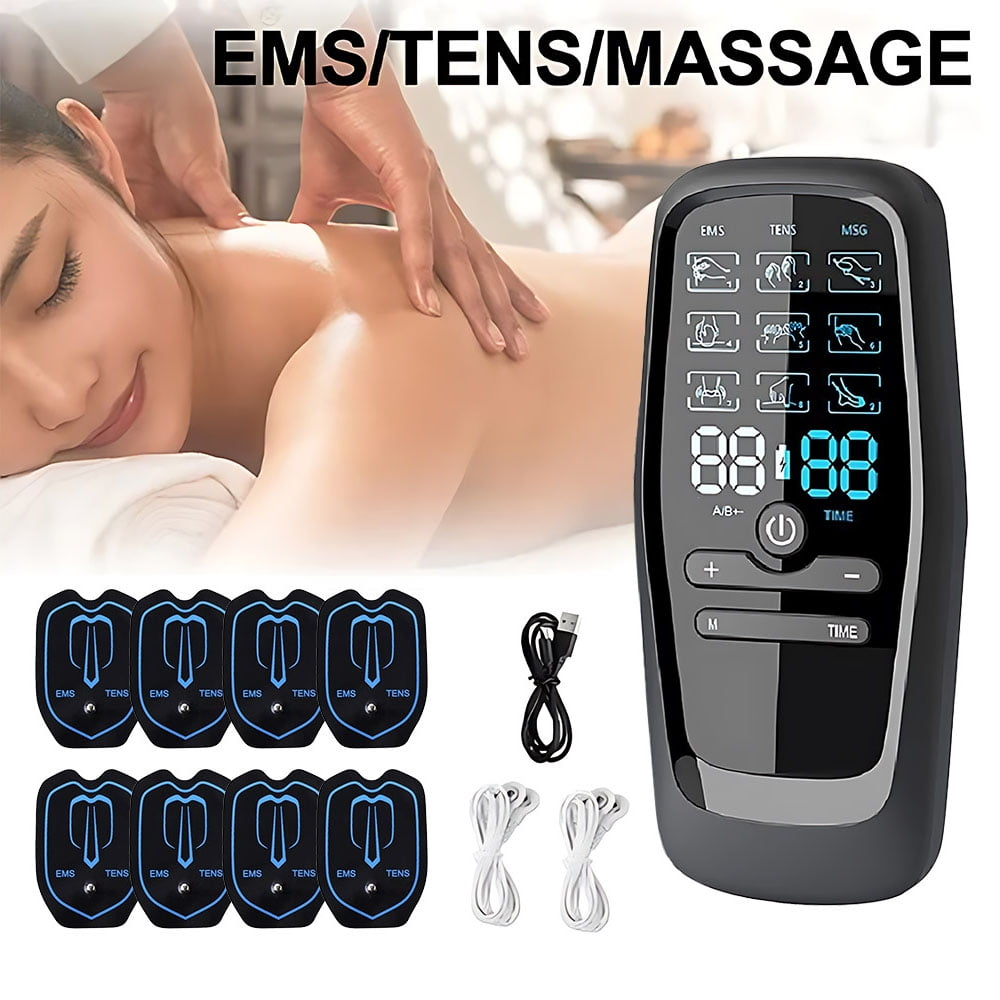 Eine Frau erhält eine Massage. EMS/TENS-Gerät, Pads und Kabel sind sichtbar. Das Gerät zeigt Einstellungen an. Die Szene ist für die Gesundheit.