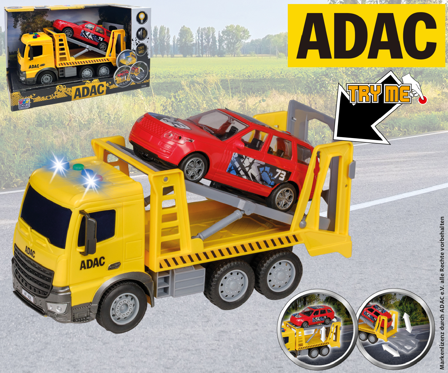 Ein gelber ADAC-Spielzeug-LKW transportiert ein rotes Auto. Der LKW hat blaue Lichter. Hintergrund zeigt Straße und Feld mit Bäumen.