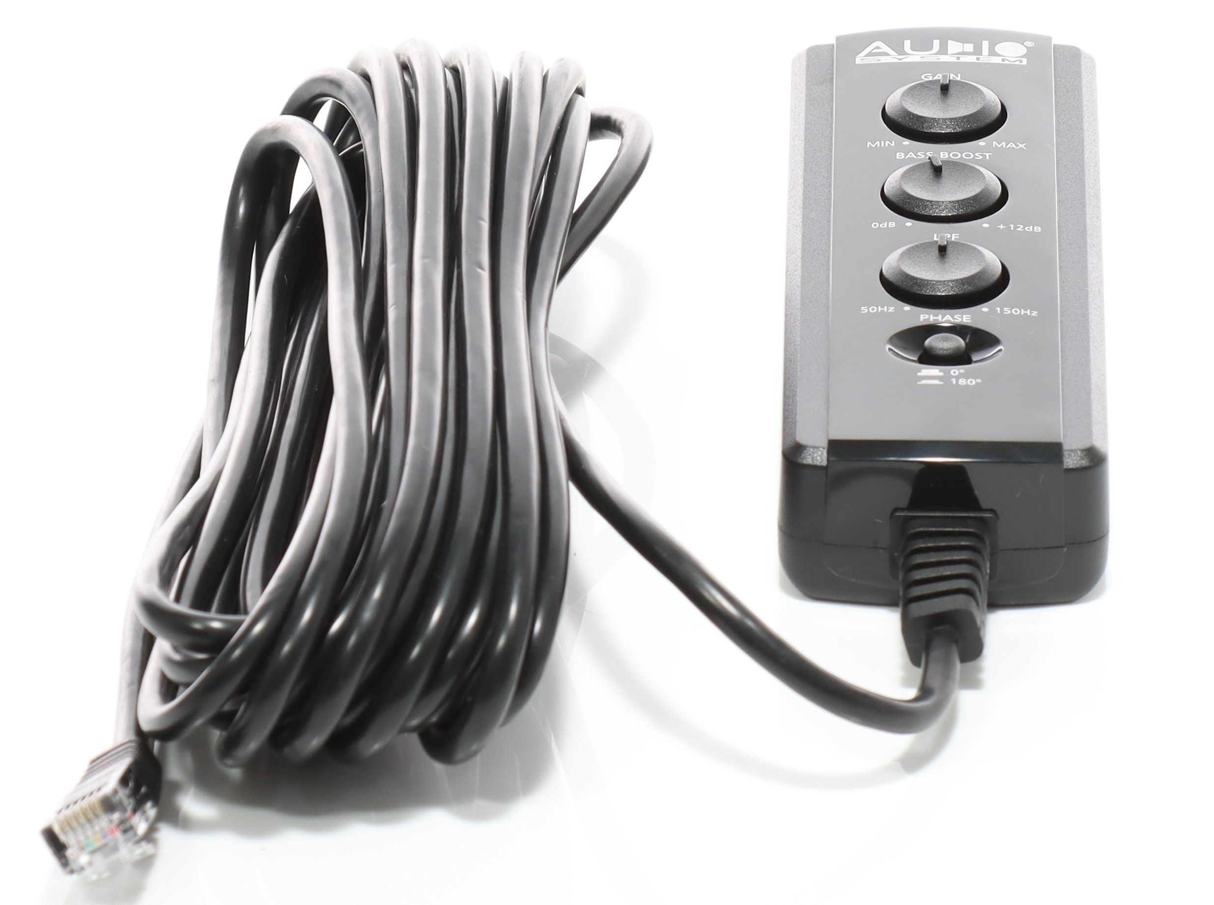 Ein schwarzer Audio-System-Controller mit einem aufgerollten Kabel und einem Ethernet-Anschluss auf weißem Hintergrund.