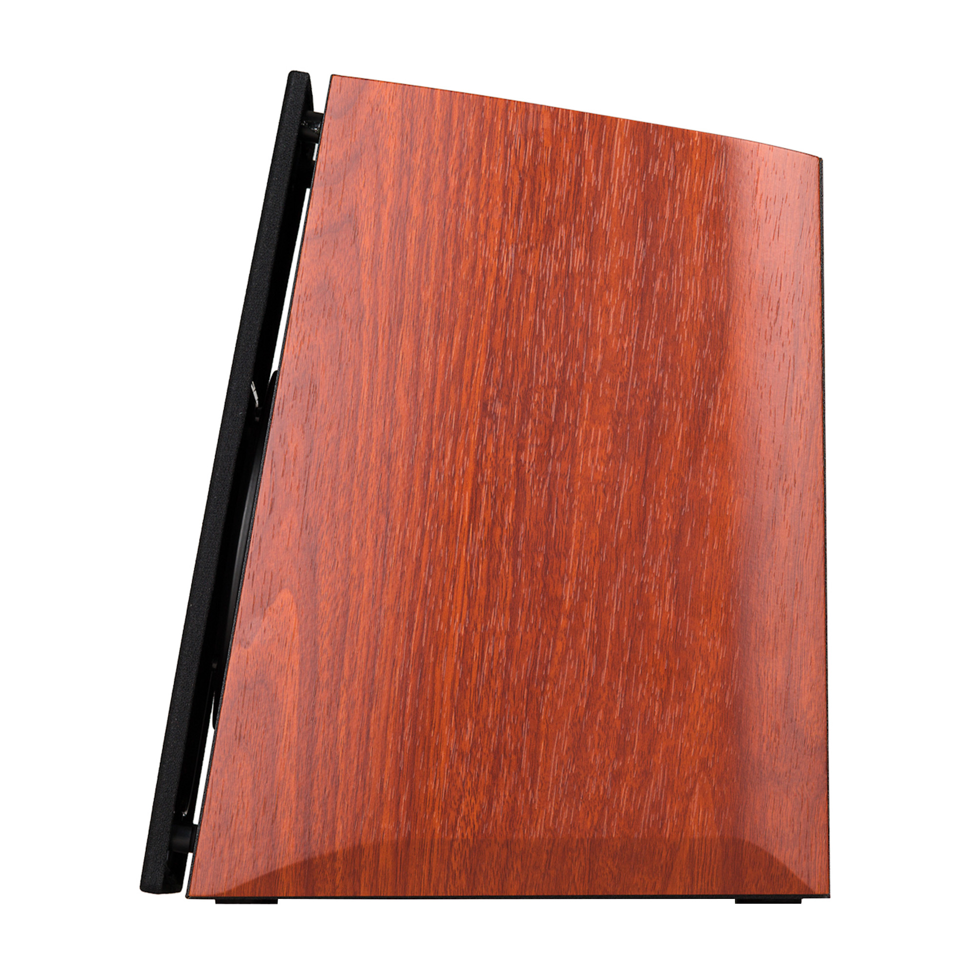 Widok z boku drewnianej obudowy głośnika. Ma brązowe drewniane wykończenie, czarne wykończenia i białe tło.