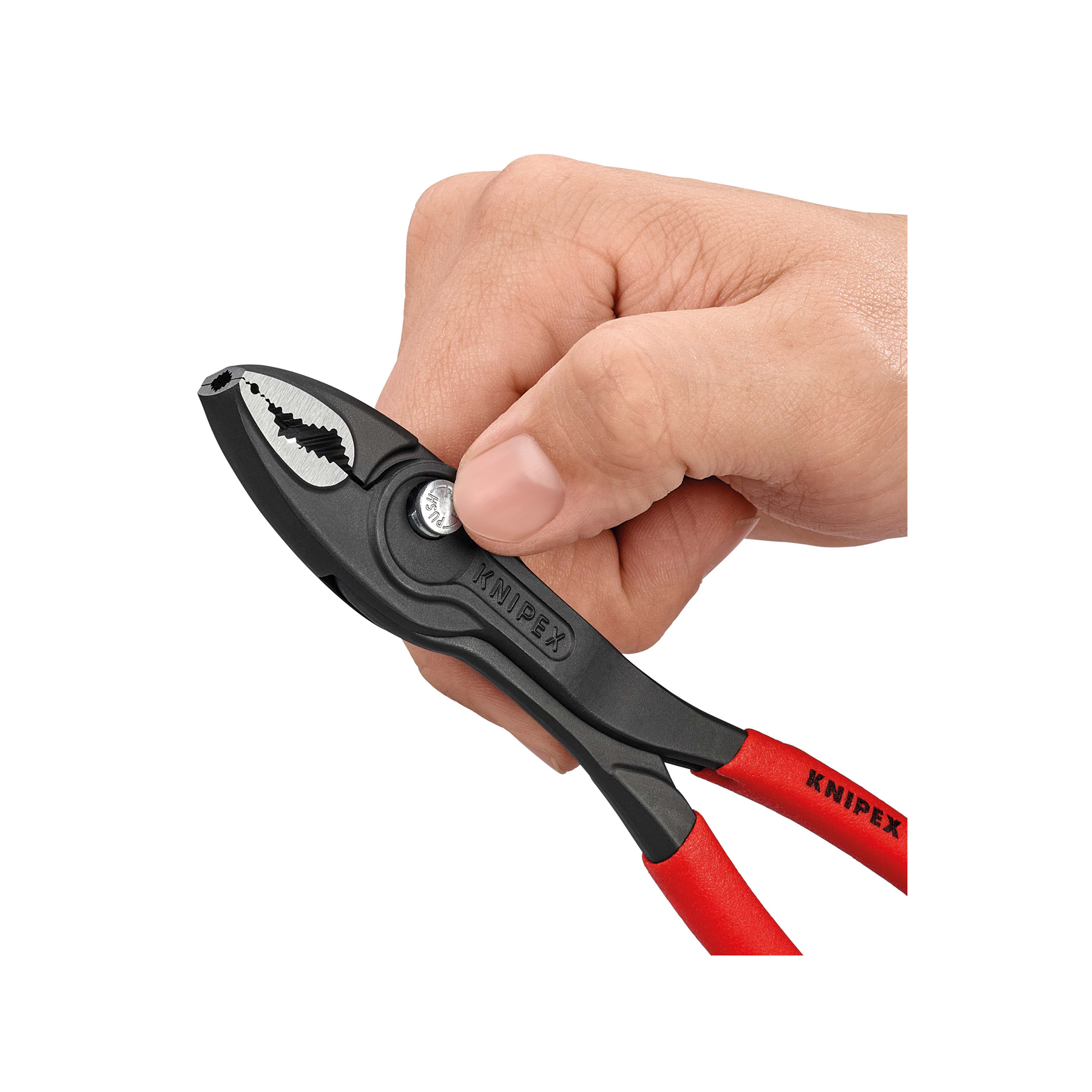 Ręka trzyma czarno-czerwone szczypce z logo KNIPEX na białym tle. Szczypce są otwarte.