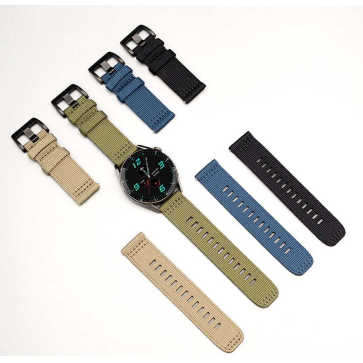 Smartwatch z paskami w różnych kolorach. Paski są czarne, niebieskie, zielone i beżowe. Tarcza zegarka pokazuje godzinę. Wszystko na białym tle.