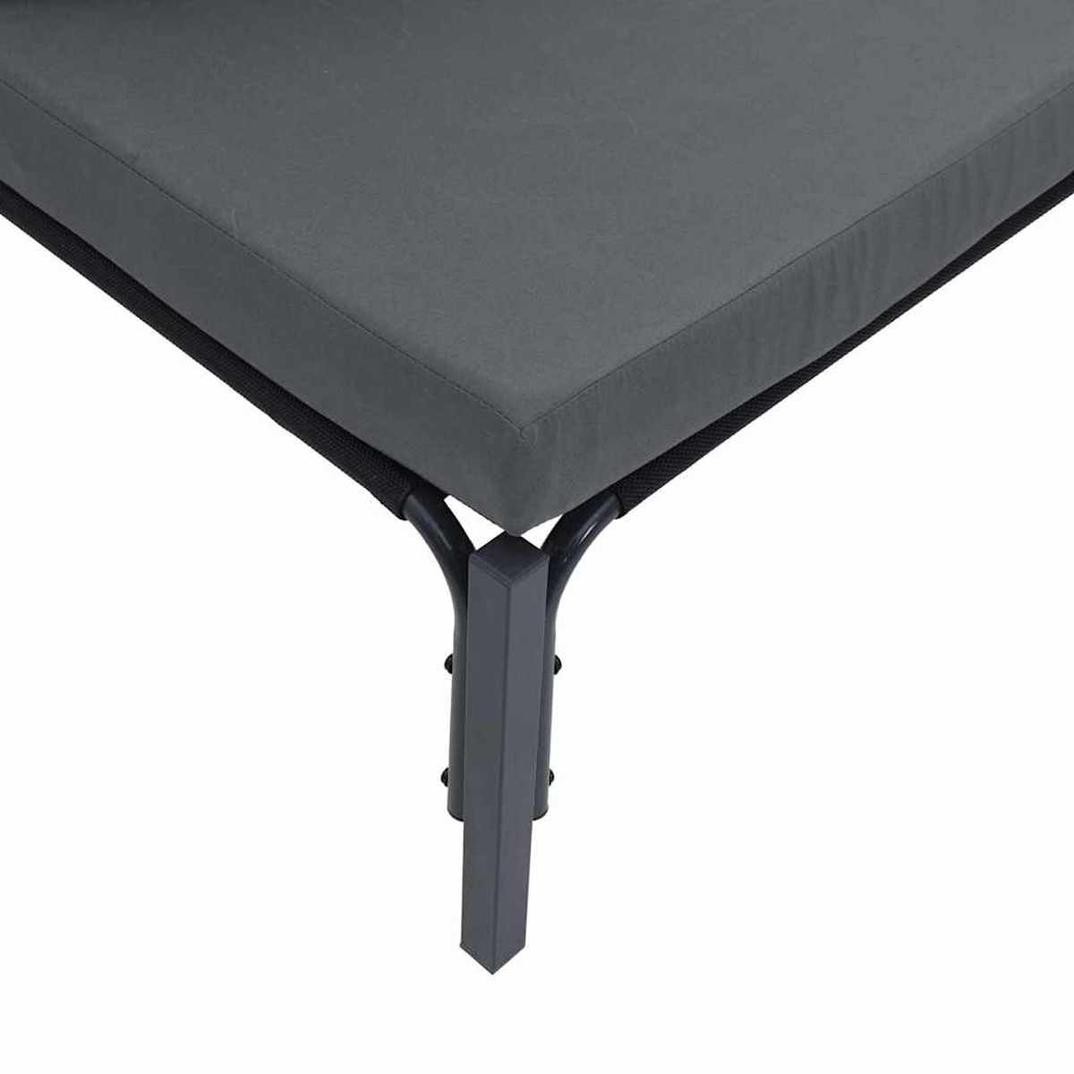 Primo piano di un cuscino grigio su una cornice nera. Il telaio ha una gamba grigia. Lo sfondo è bianco.