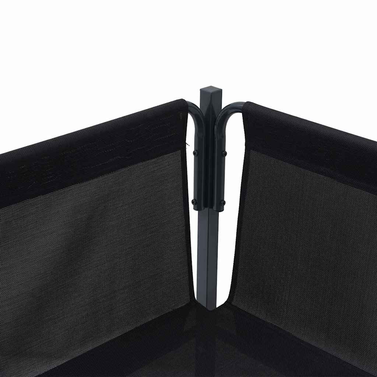 Angolo di recinzione a rete nera con supporto in metallo grigio scuro. La recinzione è in materiale a maglia fine.