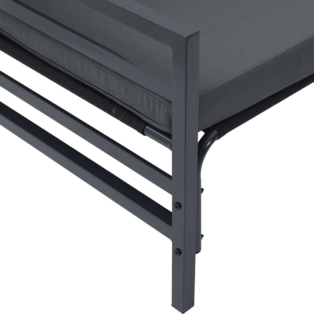 Primo piano del telaio metallico grigio di una sedia da esterno. Un cuscino scuro è appoggiato sul telaio. Il telaio presenta barre orizzontali e verticali.