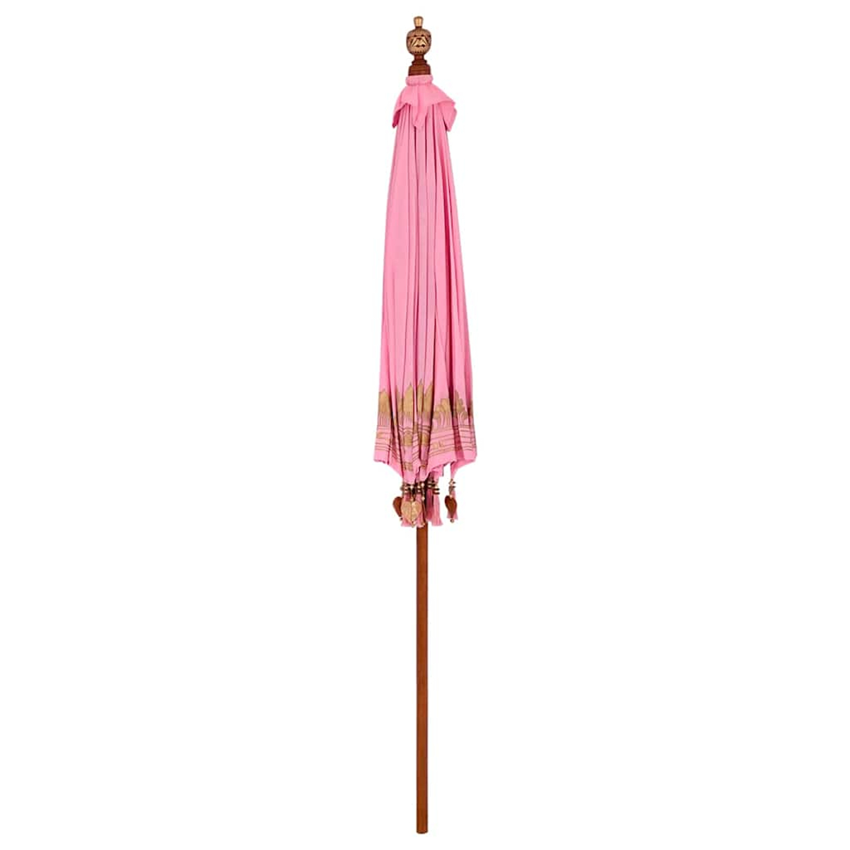 Ein geschlossener rosa Regenschirm mit Holzstiel vor weißem Hintergrund. Der Schirm hat goldene Verzierungen und Quasten.