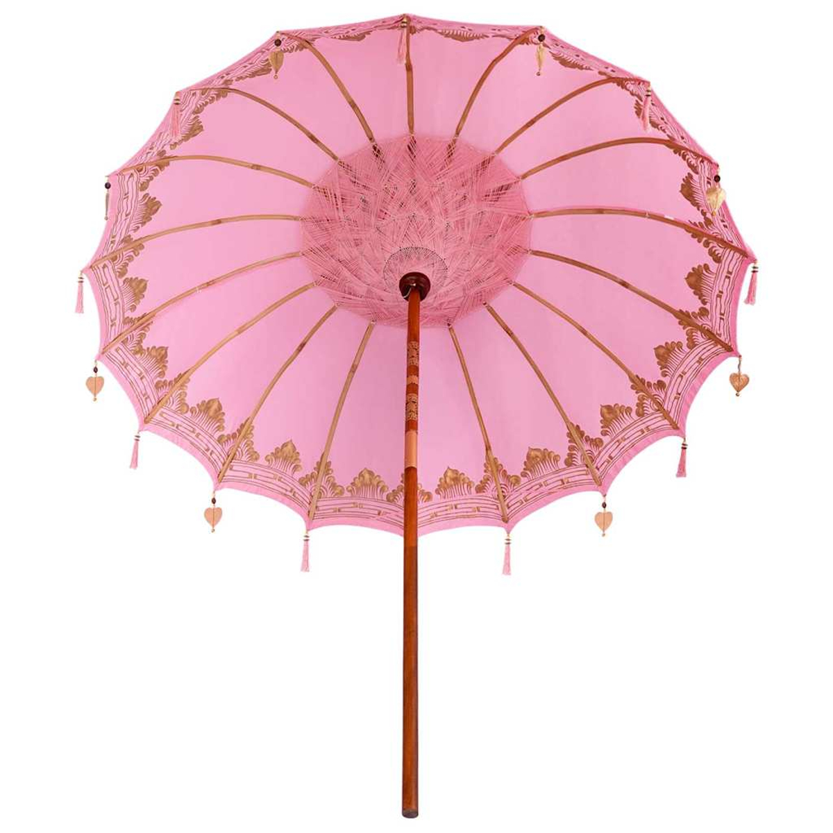 Ein rosa Sonnenschirm mit goldenen Mustern und Quasten. Der Holzpfahl ist sichtbar. Der Hintergrund ist schlicht weiß.