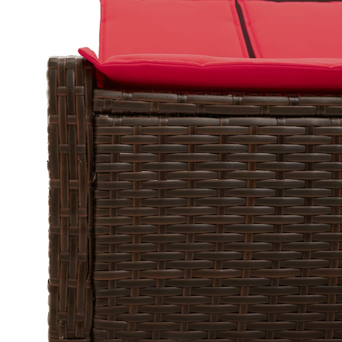 Nahaufnahme eines braunen Korbstuhls mit rotem Kissen. Der Stuhl ist aus gewebtem Material. Das Kissen ist leuchtend rot.