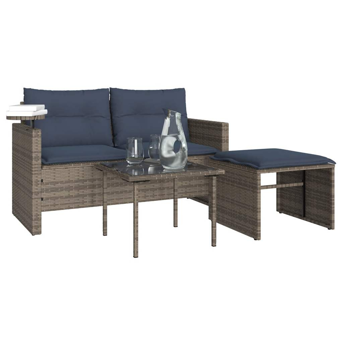 Geflochtenes Outdoor-Set mit Zweisitzer, Ottomane und Tisch. Enthält blaue Kissen, Gläser und eine Kanne auf dem Tisch.