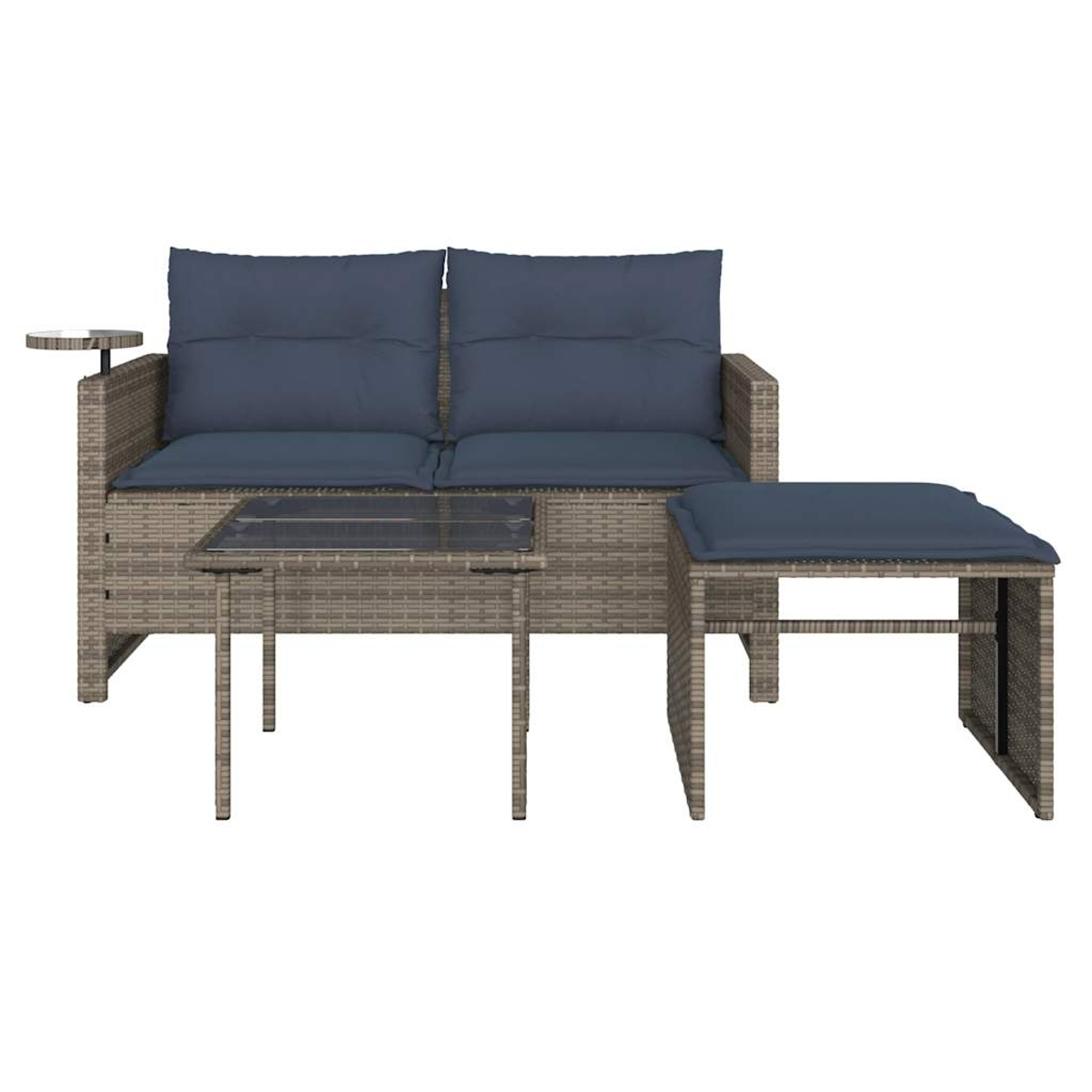 Ein Outdoor-Möbelset aus Korbgeflecht mit einem Zweiersofa, einem kleinen Tisch und einer Ottomane. Dunkelblaue Kissen. Weißer Hintergrund.