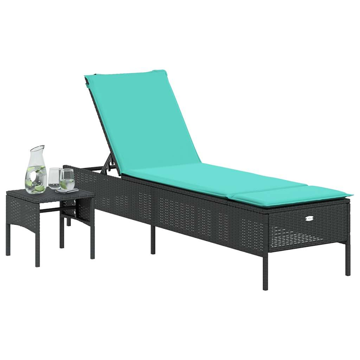 Eine schwarze Sonnenliege mit türkisfarbenem Kissen und einem kleinen Tisch mit Gläsern und einer Wasserkaraffe.