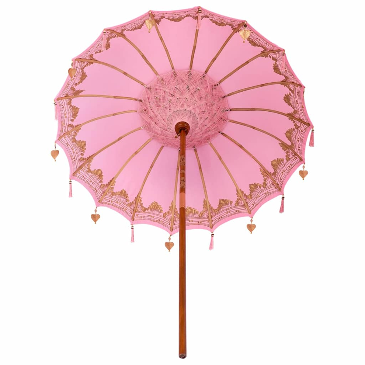 Ein rosa Sonnenschirm mit goldenen Ornamenten und herzförmigen Anhängern. Er hat einen Holzpfahl, vor weißem Hintergrund.