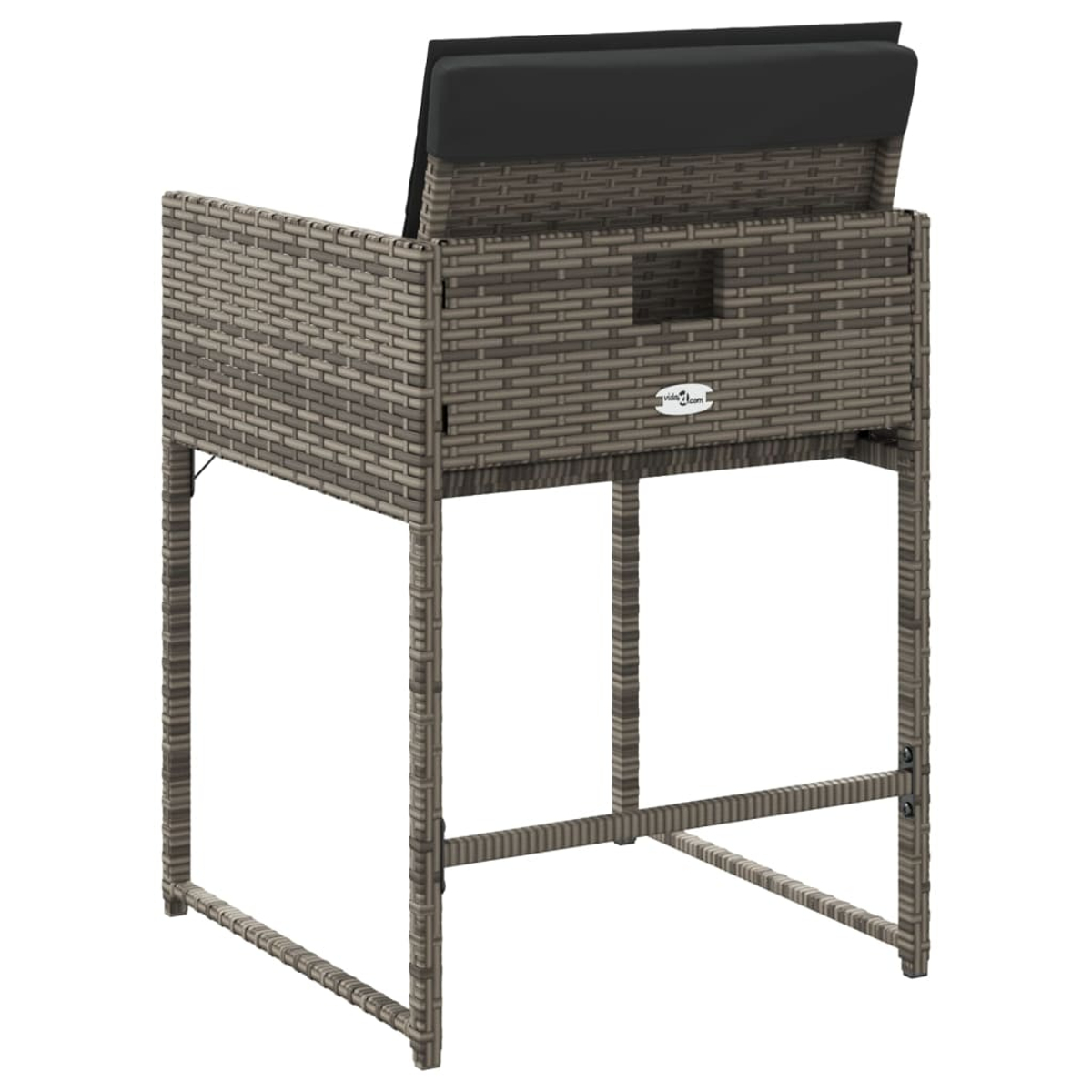 Ein Barhocker aus Rattan mit einem schwarzen Kissen auf der Rückenlehne. Der Hocker besteht aus gewebtem braunem Material und hat ein Metallgestell.
