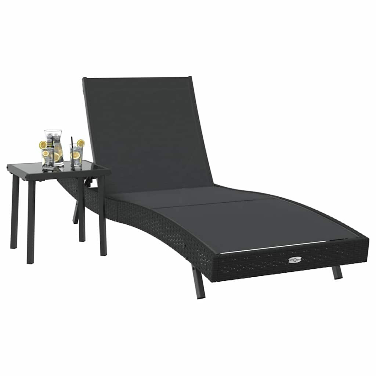 Eine schwarze Outdoor-Liege mit einem kleinen Beistelltisch. Auf dem Tisch stehen Getränke mit Zitronenscheiben. Weißer Hintergrund.