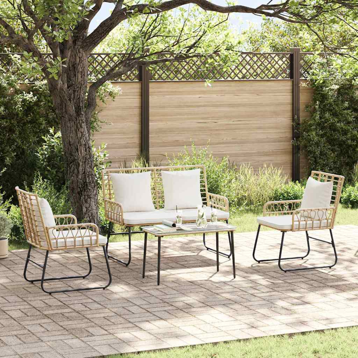 Gartenmöbel auf einer Terrasse. Enthält eine Couch, zwei Stühle und einen kleinen Tisch. Hintergrund ist ein Holzzaun und üppiges Grün.