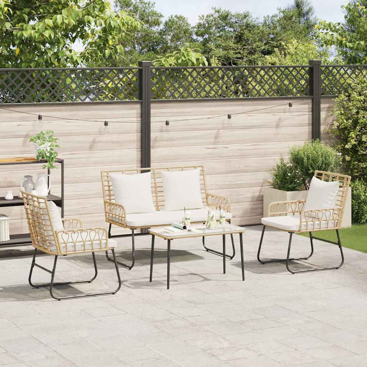 Gartenmöbel-Set mit Sofa, zwei Stühlen und einem Tisch. Das Set steht auf einer Terrasse mit Zaun und Grün im Hintergrund.