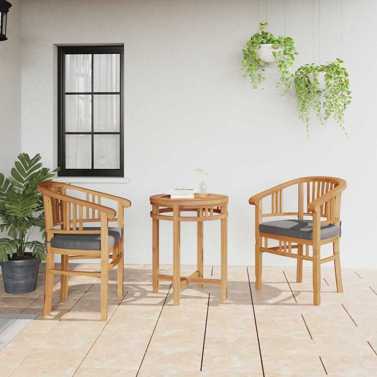 Terrassenset im Freien mit zwei Holzstühlen und einem Tisch. Pflanzen hängen von der Decke. Links ist ein Fenster. Die Wände sind weiß.