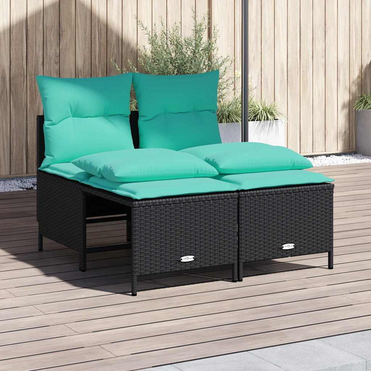 Zweisitzer-Outdoor-Sofa aus schwarzem Korbgeflecht mit tealfarbenen Kissen. Im Hintergrund eine Holzwand und Pflanzen.