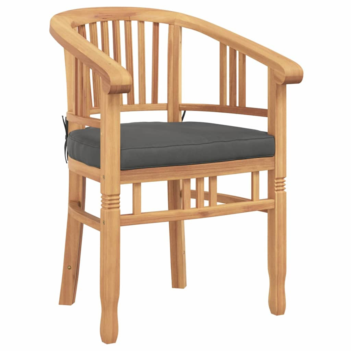Ein Holzstuhl mit geschwungener Rückenlehne und Armlehnen. Er hat ein graues Kissen. Der Stuhl ist aus hellbraunem Holz gefertigt.