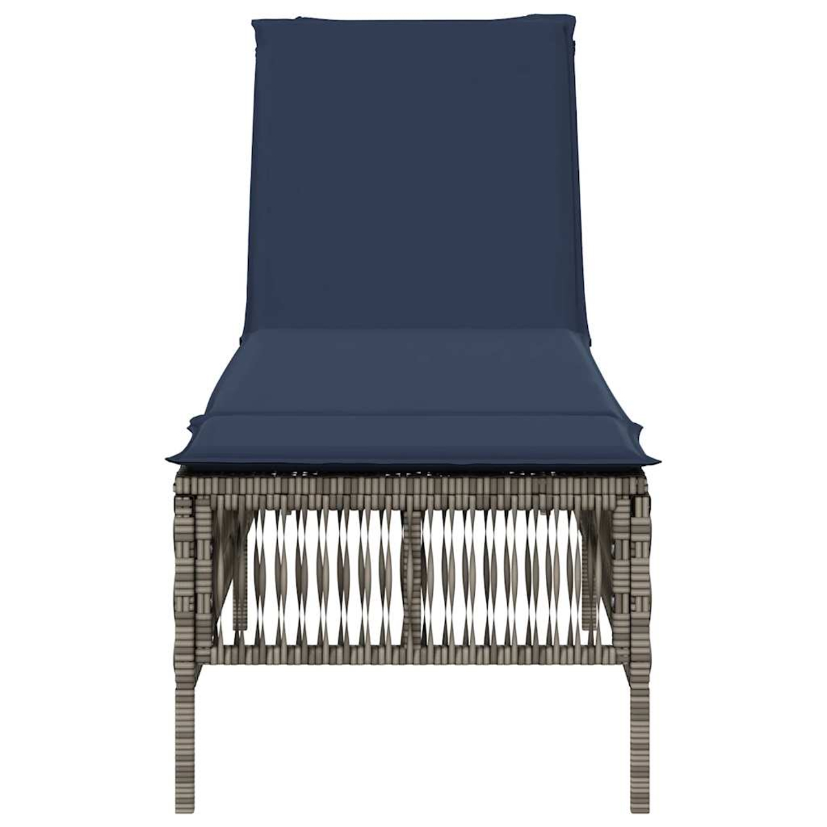Ein Korbstuhl mit marineblauem Kissen und Rückenlehne. Der Stuhl hat ein gewebtes Design und stabile Beine, vor weißem Hintergrund.