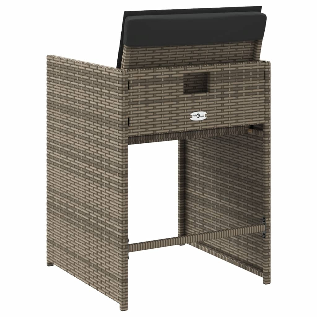 Barhocker aus Korbgeflecht mit einem schwarzen Kissen. Der Hocker ist braun und hat eine offene Front. Die Rückenlehne ist leicht nach hinten geneigt.