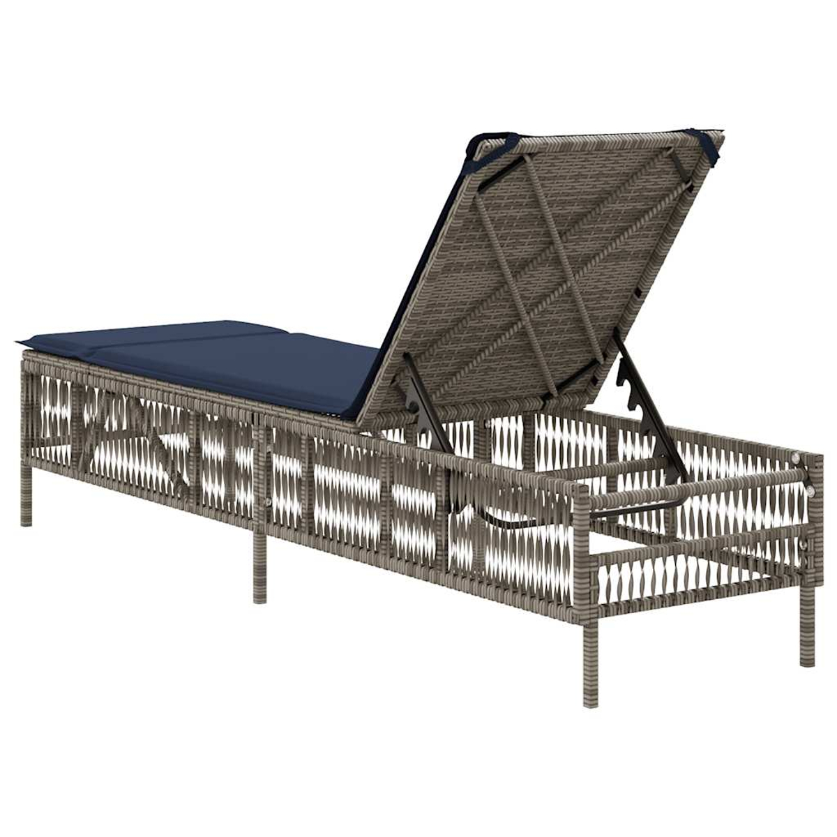 Eine Outdoor-Chaiselongue aus Korbgeflecht mit blauem Kissen und verstellbarer Rückenlehne. Der Hintergrund ist weiß.
