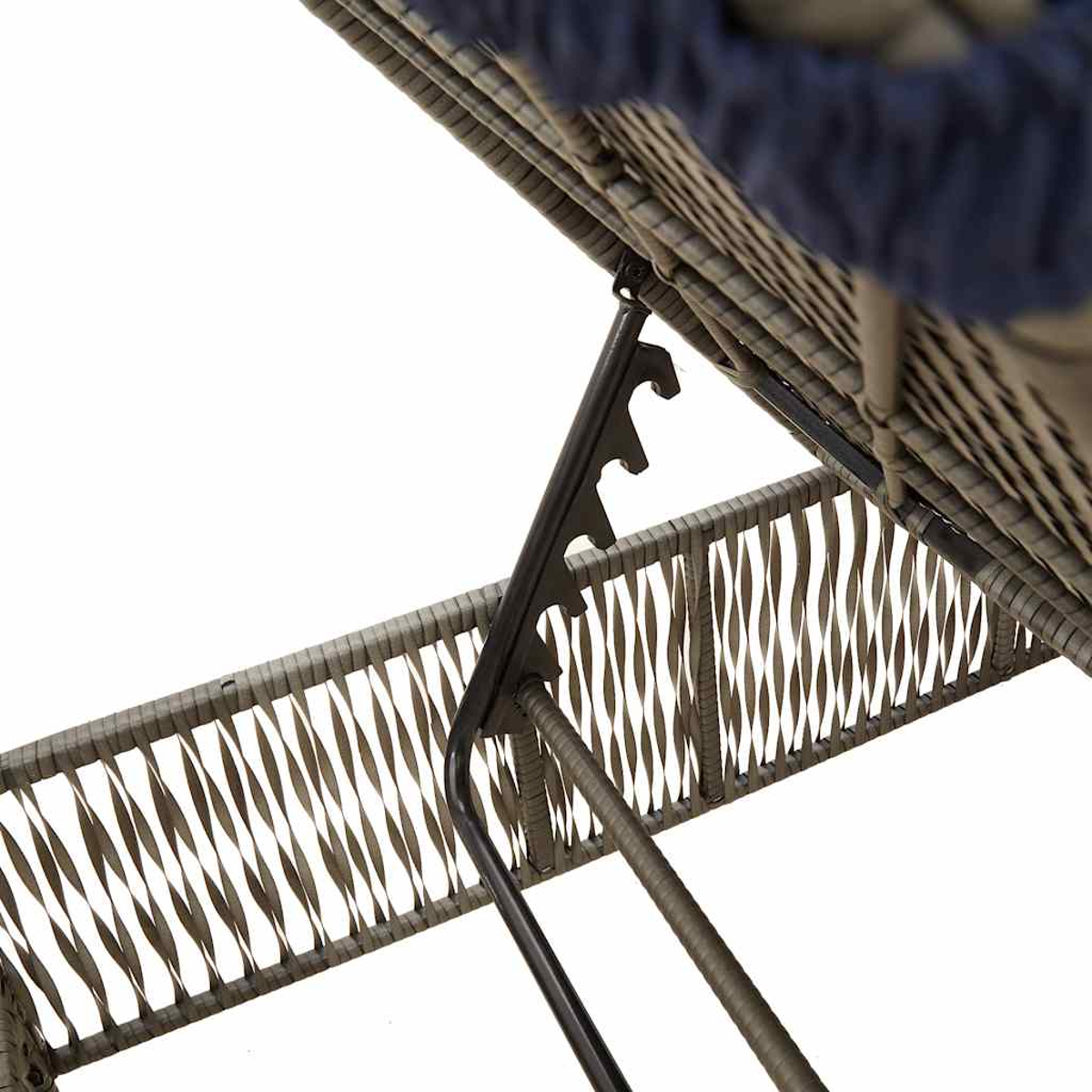 Nahaufnahme eines Korbstuhldetails. Geflochtenes Muster in Grautönen, Metallrahmen und blauer Stoff. Weißer Hintergrund.