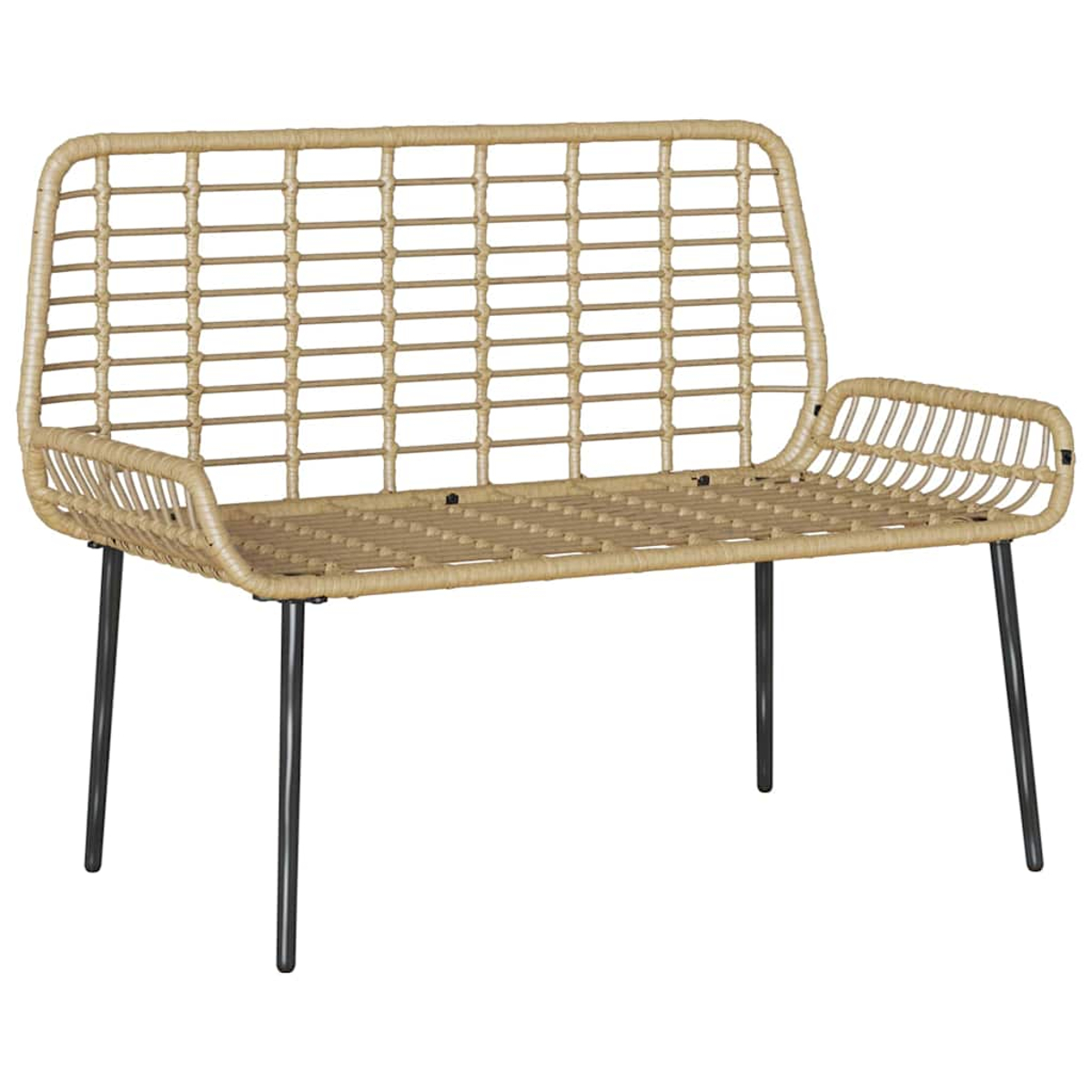 Geflochtene Rattanbank mit schwarzen Metallbeinen. Sie hat eine Rückenlehne und Armlehnen. Die Bank ist leer und vor weißem Hintergrund.