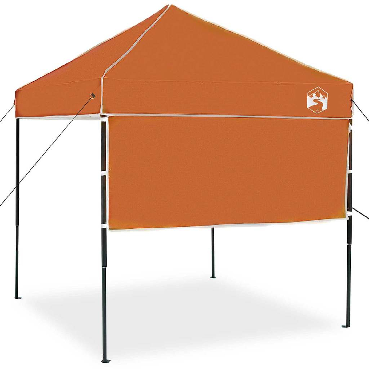 Una tenda pop-up arancione è mostrata, con un logo sul lato. Ha pali neri e finiture bianche.