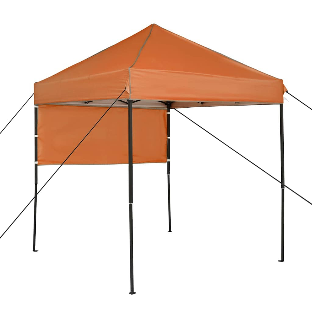 Una tenda da sole arancione è montata. Ha pali di supporto neri e tiranti che si estendono dalla parte superiore. Uno sfondo bianco.