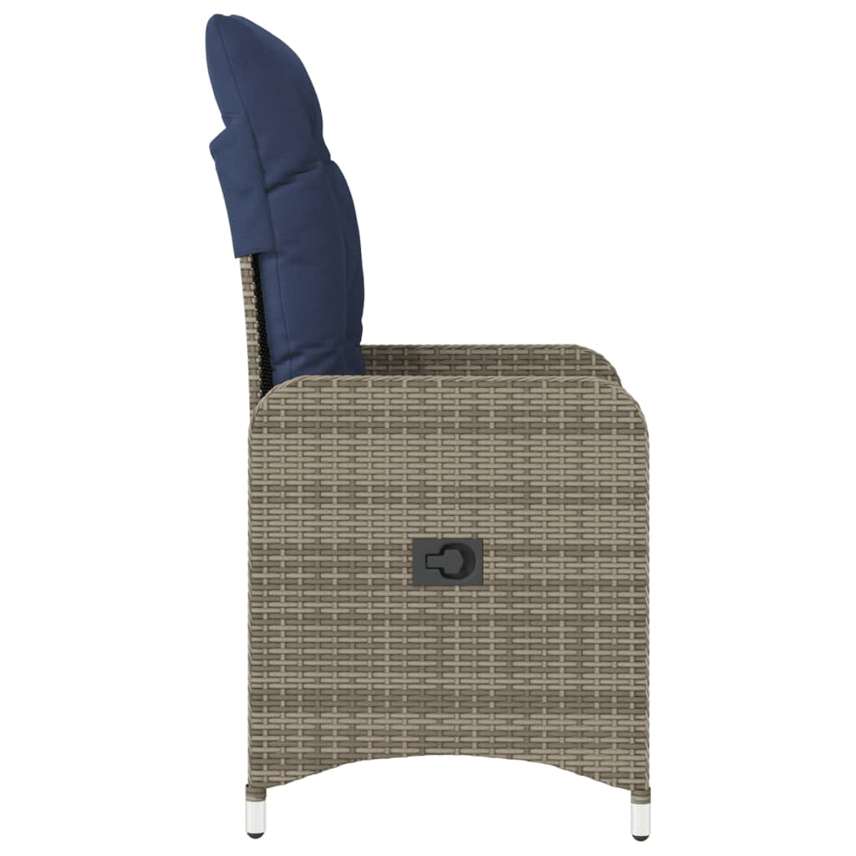 Vista lateral de una silla tejida con un cojín azul marino. La silla es beige y tiene un asa en el lateral.