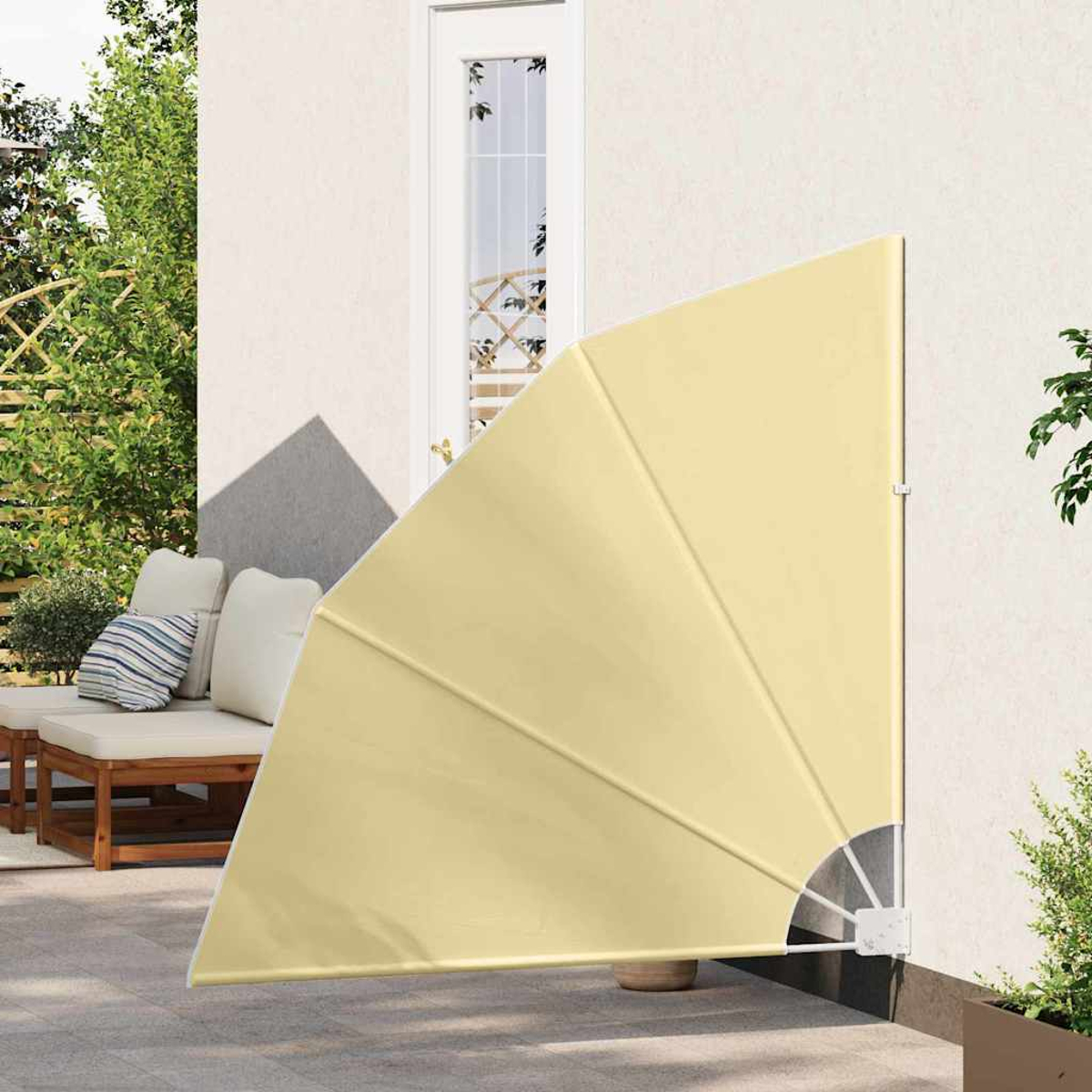 Ein beige, halbkreisförmiger Markisen ist an einer weißen Wand montiert. Im Hintergrund befinden sich eine Terrasse mit Sitzgelegenheiten und Grün. Eine Tür ist sichtbar.